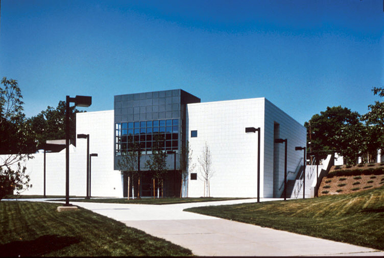 Exterior, approaching the main entrance